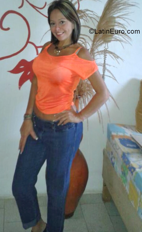 Date this happy Venezuela girl Rasi from Maracay VE3654