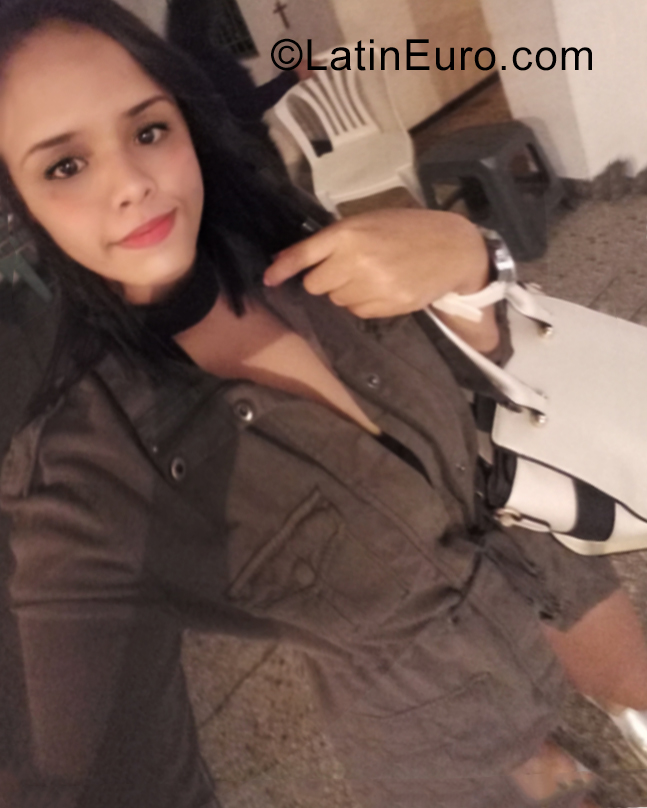 Date this nice looking Venezuela girl Daniela from Valencia VE3695