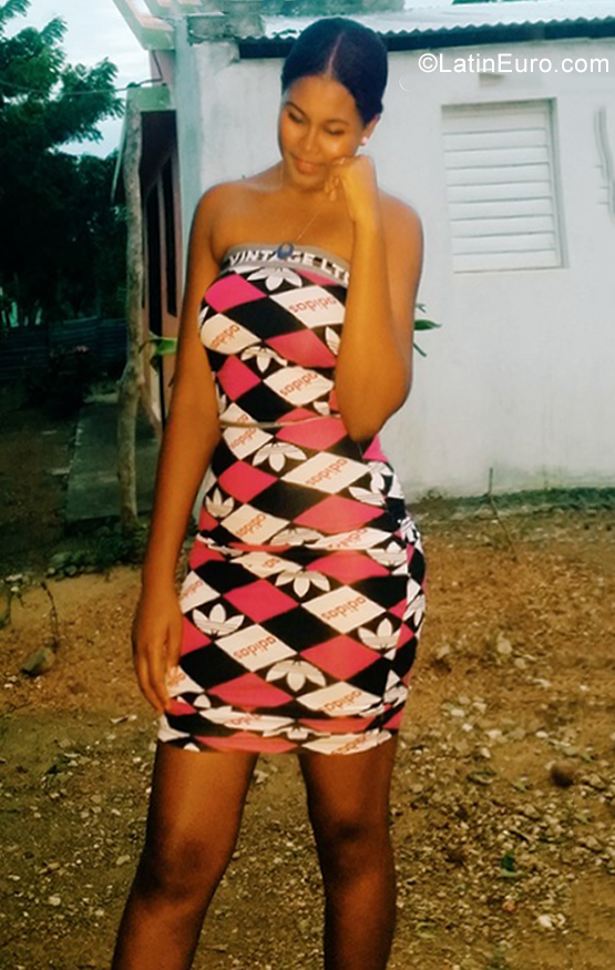 Date this pretty Dominican Republic girl Glenny from San Juan DO39278