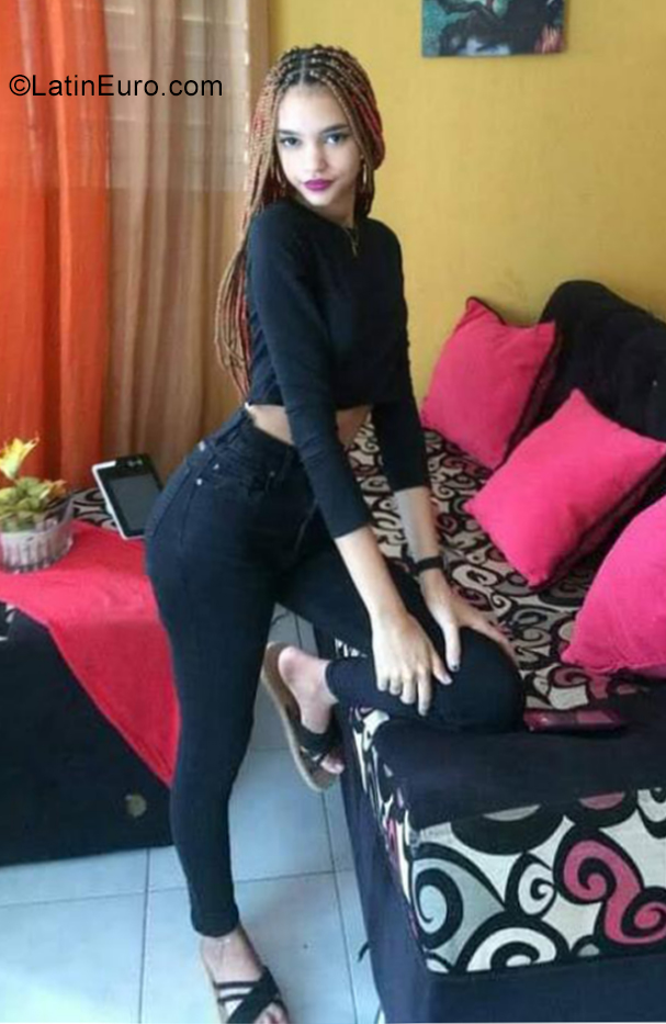 Date this hot Dominican Republic girl Aivi from Santo Domingo DO39360