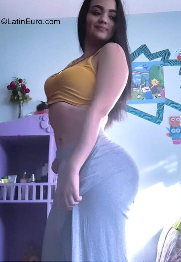 Date this happy Ecuador girl Jaely from Quito EC737