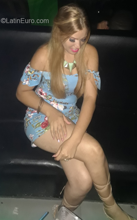 Date this voluptuous Dominican Republic girl Yokaira from Santo Domingo DO39447