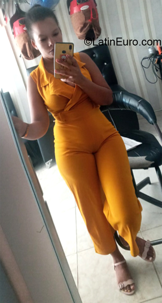 Date this good-looking Dominican Republic girl Yeisa from Santo Domingo DO39611