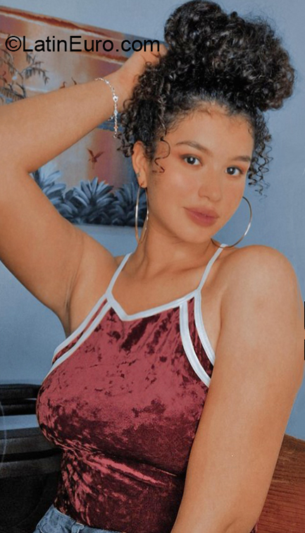 Date this athletic Venezuela girl Dangy from Valencia VE3876