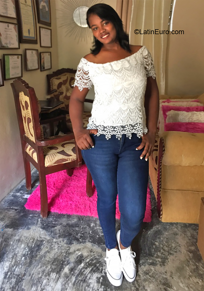 Date this georgeous Dominican Republic girl Heidy payano from Santo Domingo DO39673