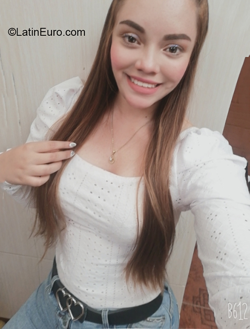 Date this gorgeous Colombia girl Shara from Bogota CO30003