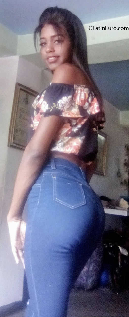 Date this foxy Venezuela girl Andrea from Caracas VE3921