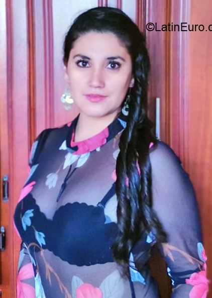 Date this nice looking Ecuador girl Yoli from Quito EC835