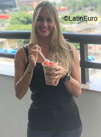Date this georgeous Brazil girl Alyne from Brasilia BR11432