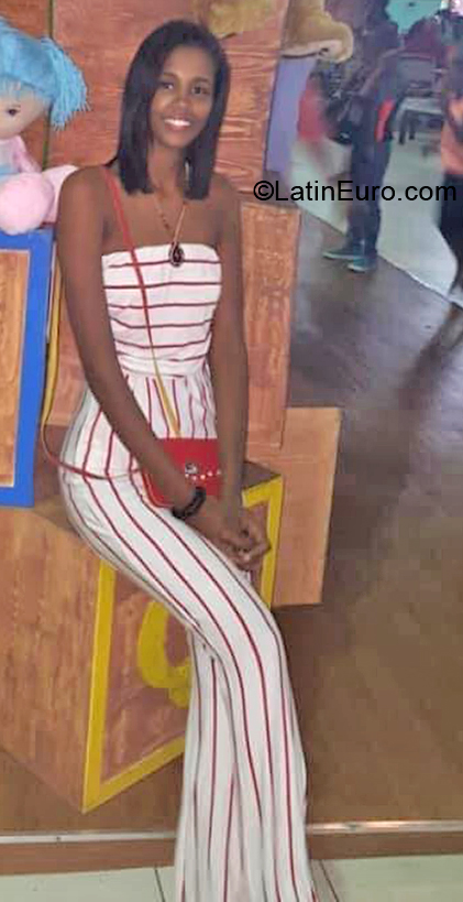 Date this foxy Dominican Republic girl Esras from Santo Domingo DO40191