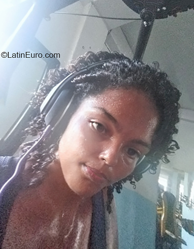 Date this happy Brazil girl Amanda from Salvador BR11454