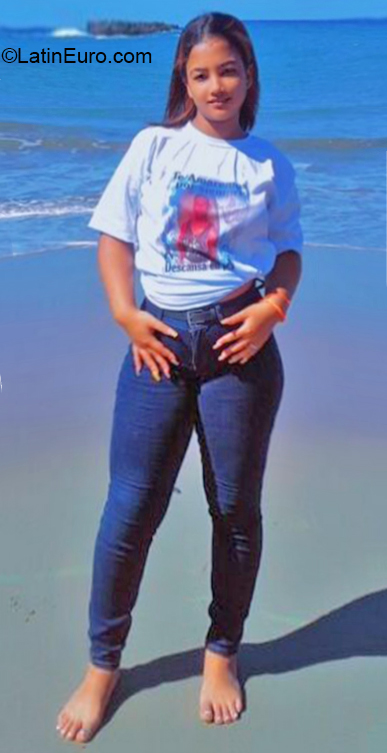 Date this pretty Dominican Republic girl Yasmin from Mao DO40230