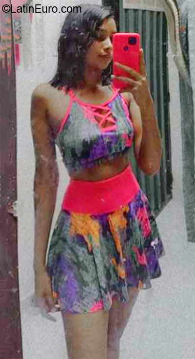 Date this hard body Colombia girl Camila from Yondo CO30940