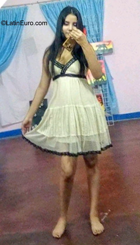 Date this happy Venezuela girl Laura from Barinas VE4097