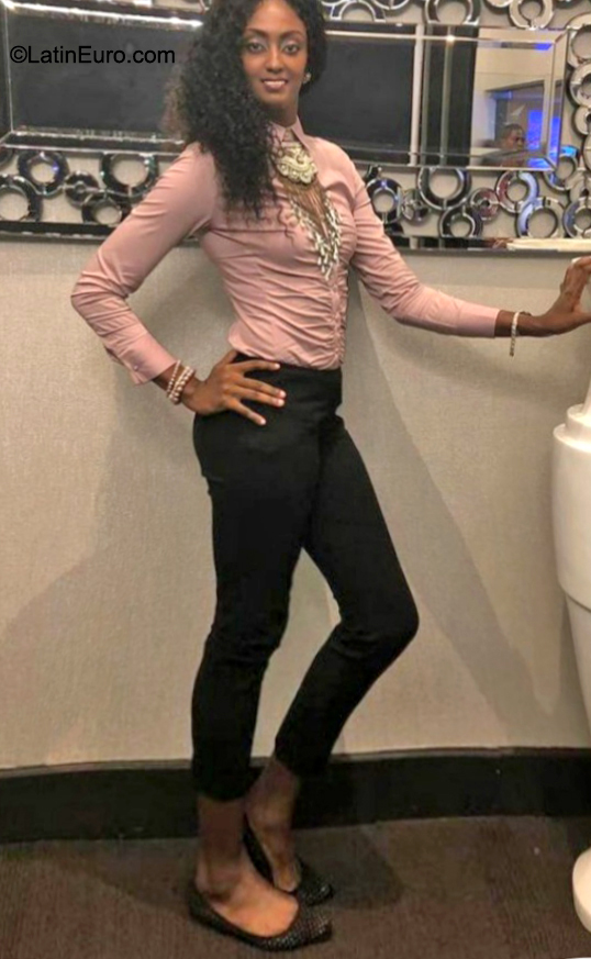 Date this voluptuous Dominican Republic girl Elizabeth from Santo Domingo DO40305