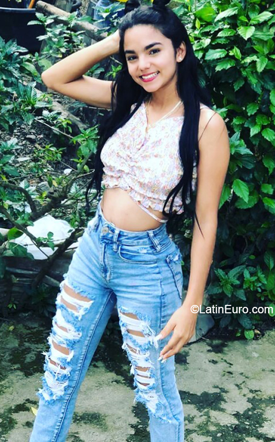 Date this charming Dominican Republic girl Enyaira from Santo Domingo DO40329