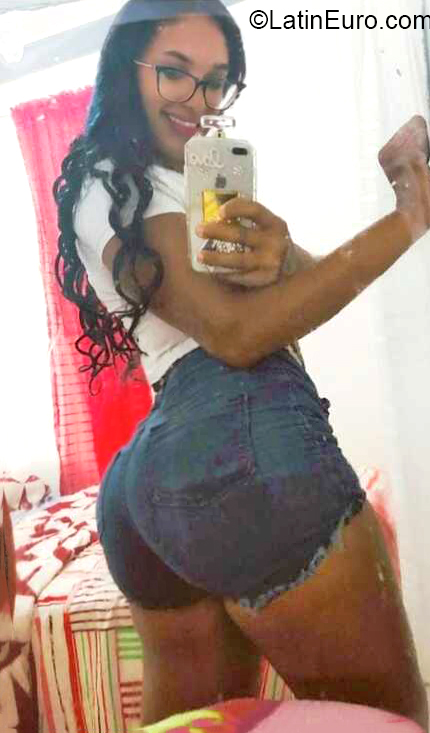 Date this foxy Dominican Republic girl Yinely Nicaury from Santiago De Los Caballeros DO40354