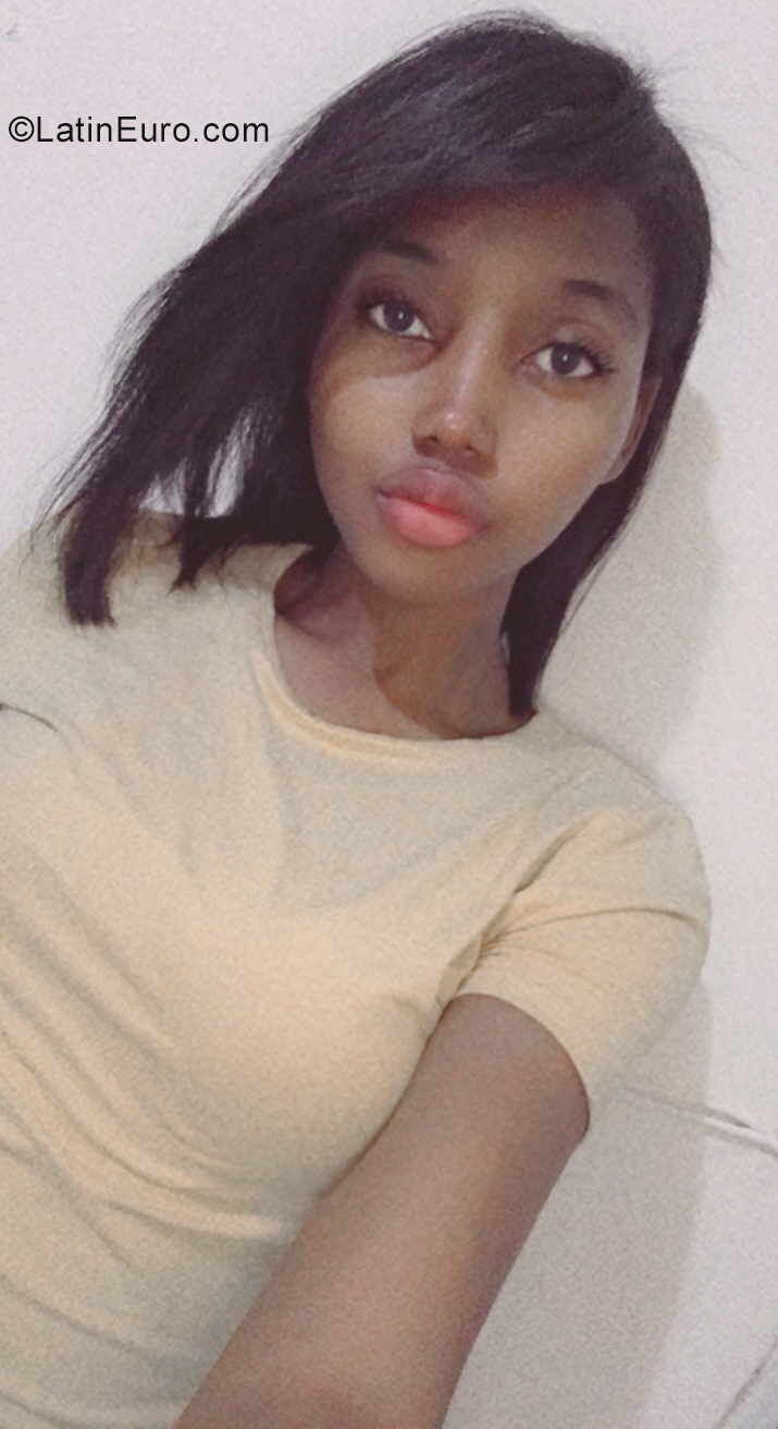 Date this hard body Dominican Republic girl Debora from Santo Domingo DO40356