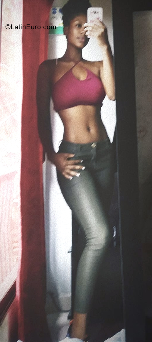 Date this foxy Colombia girl Aricela from Medellin CO31190