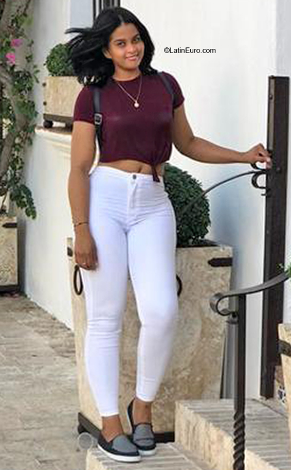 Date this nice looking Dominican Republic girl Yanmi from Santo Domingo DO40517