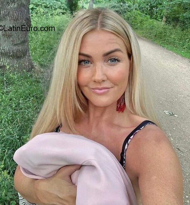 Date this charming United States girl Sandra from Boston US21591