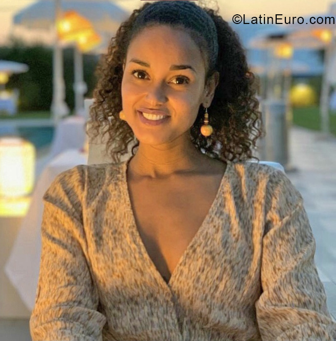 Date this delightful Brazil girl Nay from Rio De Janeiro BR11710