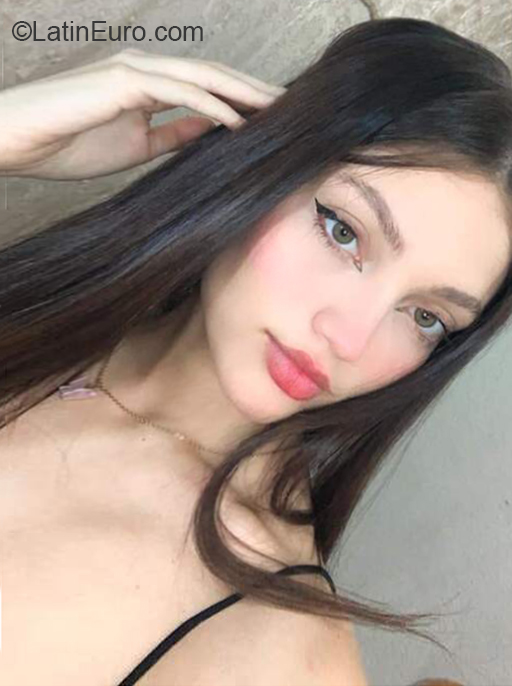 Date this charming Colombia girl Valentina from Cali CO31744