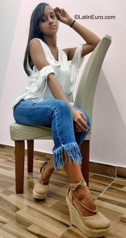 Date this charming Brazil girl Larissa from Salvador BR11923
