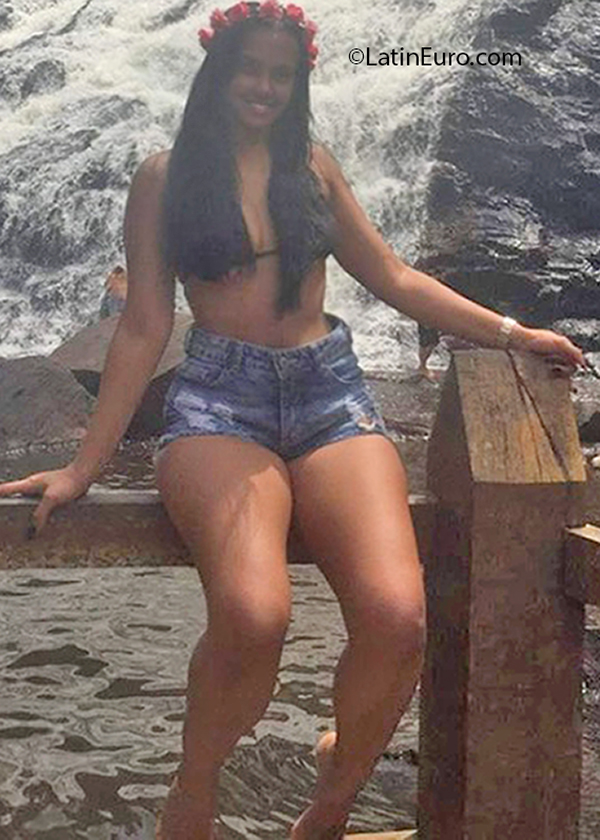 Date this sensual Brazil girl Lizandra from Salvador BR12159