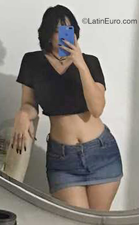 Date this happy Colombia girl Shanon from Barranquilla CO32124