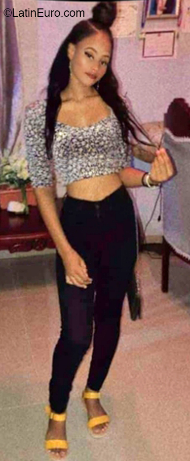 Date this foxy Dominican Republic girl Carla from San Pedro De Macoris DO43930