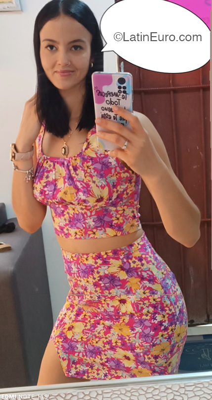 Date this cute United States girl Yomaira from Miami US22355