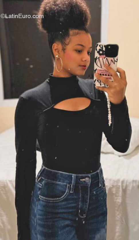 Date this foxy Dominican Republic girl Kihandra from Santo Domingo DO45363