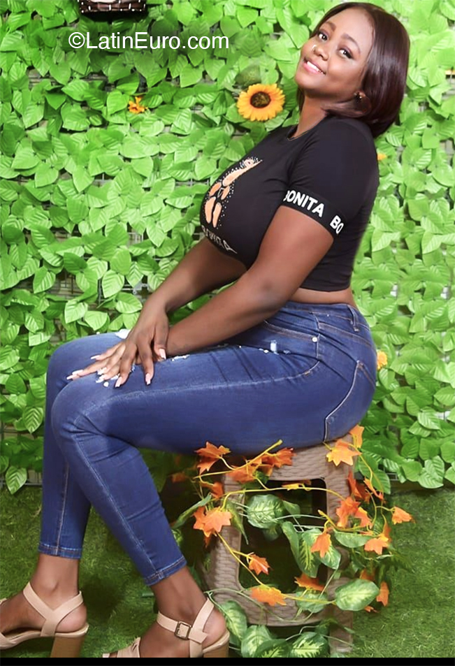 Date this foxy Dominican Republic girl Diana Celedonio from Santo Domingo DO47354