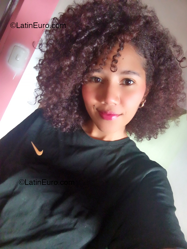 Date this pretty Venezuela girl Indiri from Caracas VE4889