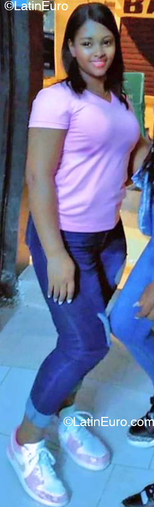 Date this happy Dominican Republic girl Anayris from Santo Domingo DO52425