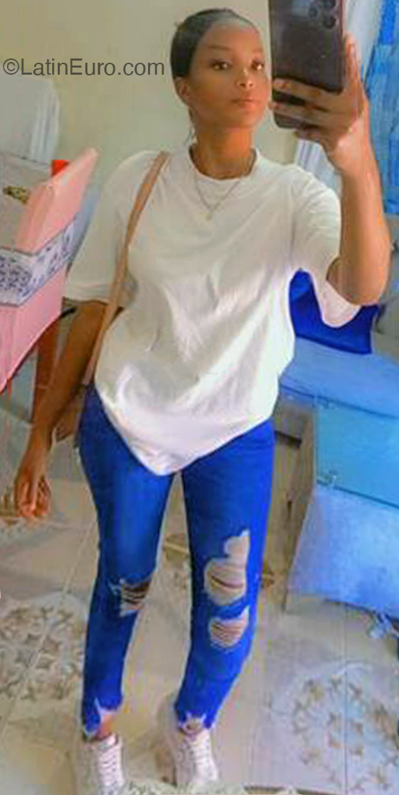 Date this good-looking Dominican Republic girl Adana from Santo Domingo DO52827