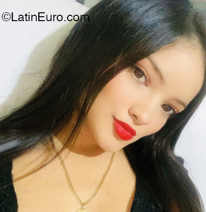 Date this attractive Colombia girl Mariana Serna from Cali CO33000