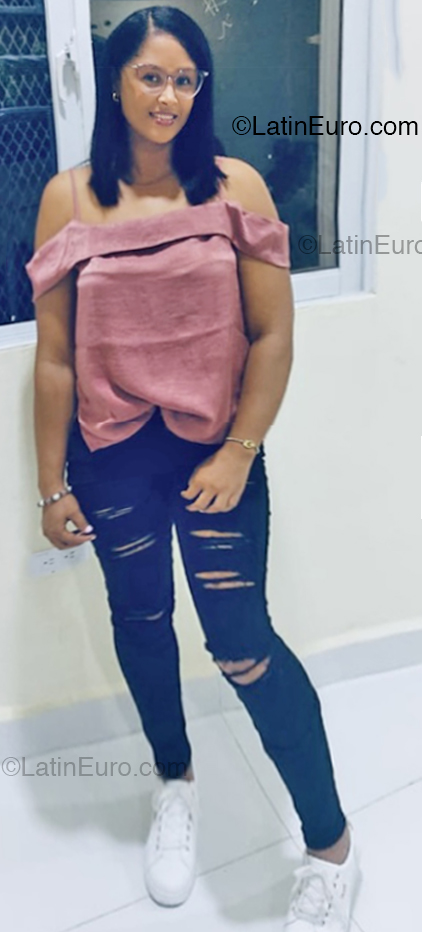 Date this athletic Dominican Republic girl Yomaris from Santo Domingo DO53615