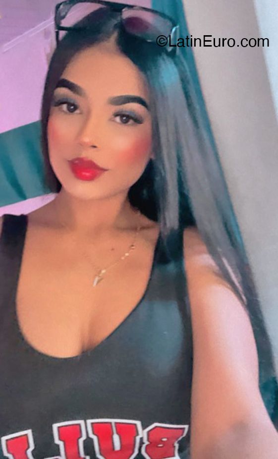 Date this stunning Colombia girl Valeria from Medellin CO33238