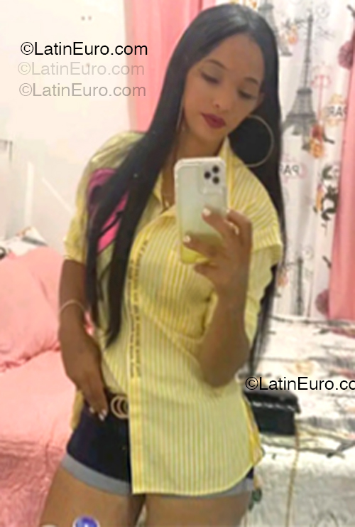 Date this good-looking Dominican Republic girl Alondra from Santo Domingo DO54669