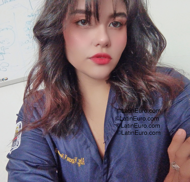 Date this voluptuous Venezuela girl Victoria from Valencia VE5291