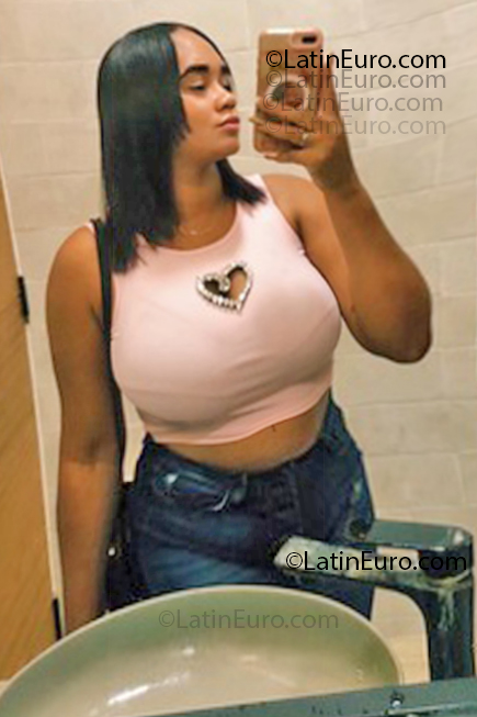 Date this georgeous Dominican Republic girl Natacha from Punta Cana DO55199