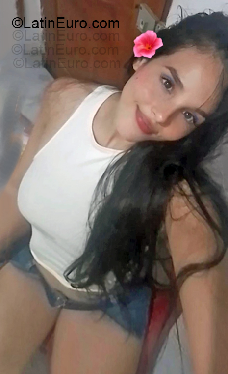 Date this foxy Colombia girl Naomi from Bucaramanga CO33409