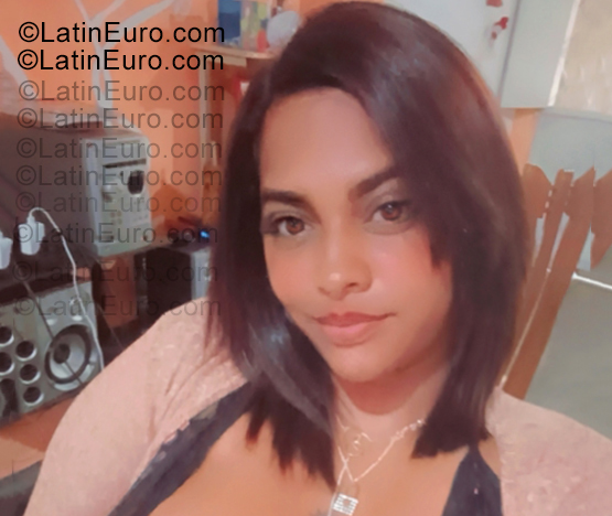 Date this voluptuous Venezuela girl Yenny from Chacao VE5356