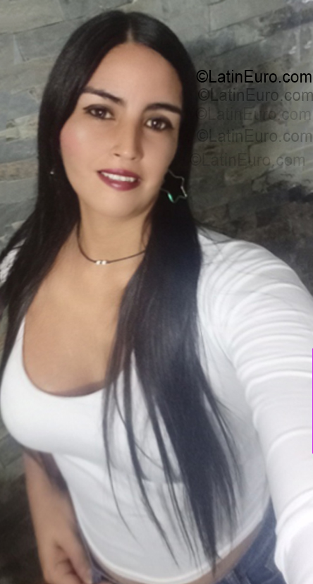 Date this nice looking Venezuela girl Liliana from Caracas VE5365