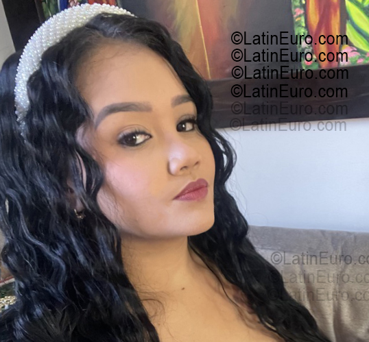 Date this attractive Colombia girl Anais from Bogota CO33482