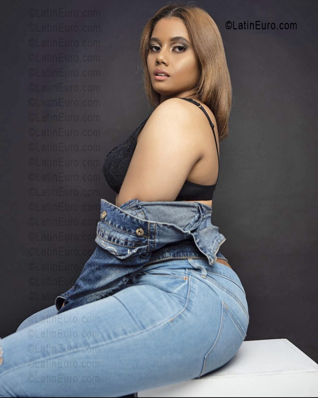 Date this sultry Dominican Republic girl Elizabeth from Santo Domingo DO55651