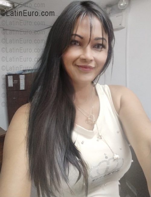 Date this nice looking Venezuela girl Mar from Caracas VE5509