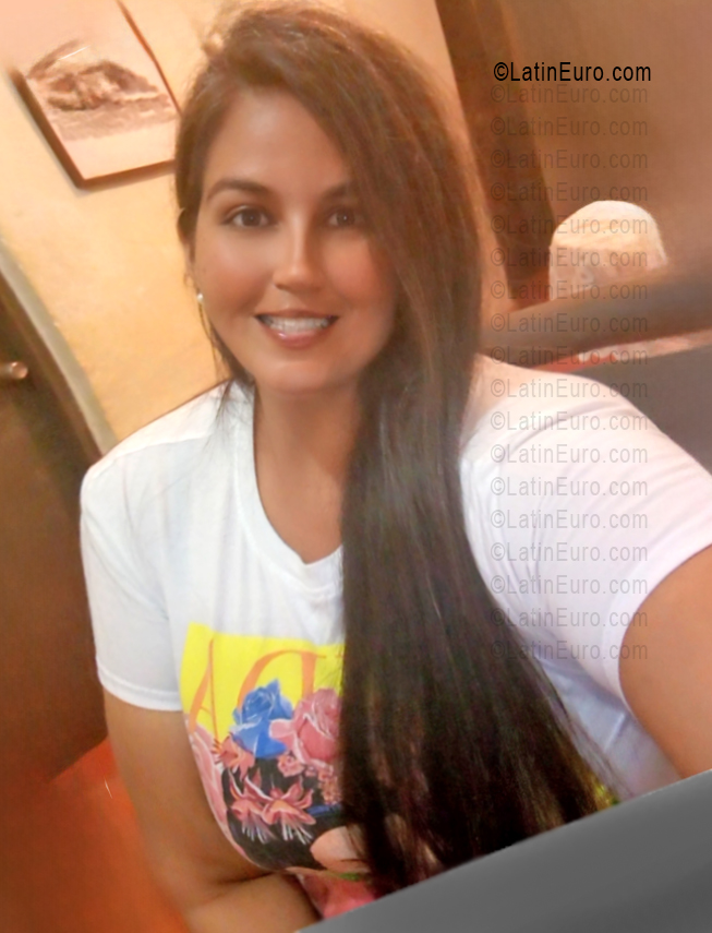 Date this attractive Venezuela girl Mariana from Venezuela VE5647